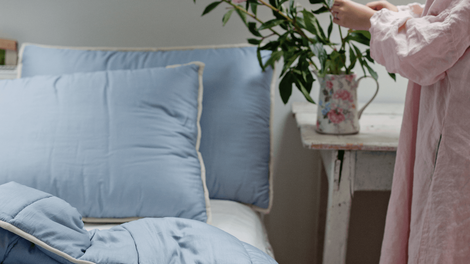 bed pillows girl room hygge